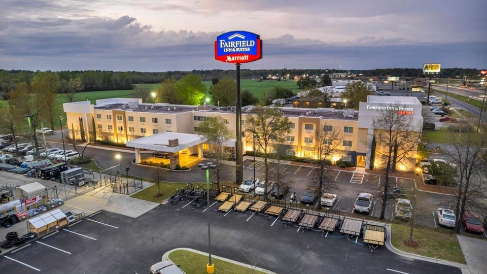 Property building, Neighbourhood, Bird's eye view, City view, Street view, Parking