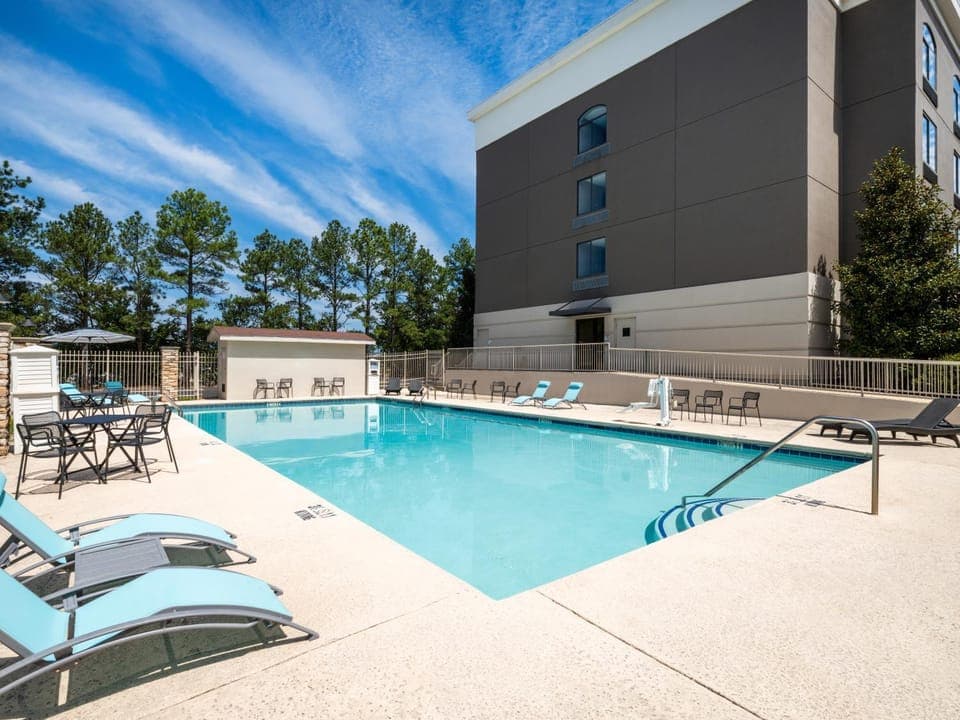 Property building, Patio, Day, Pool view, Swimming pool, Swimming pool, sunbed