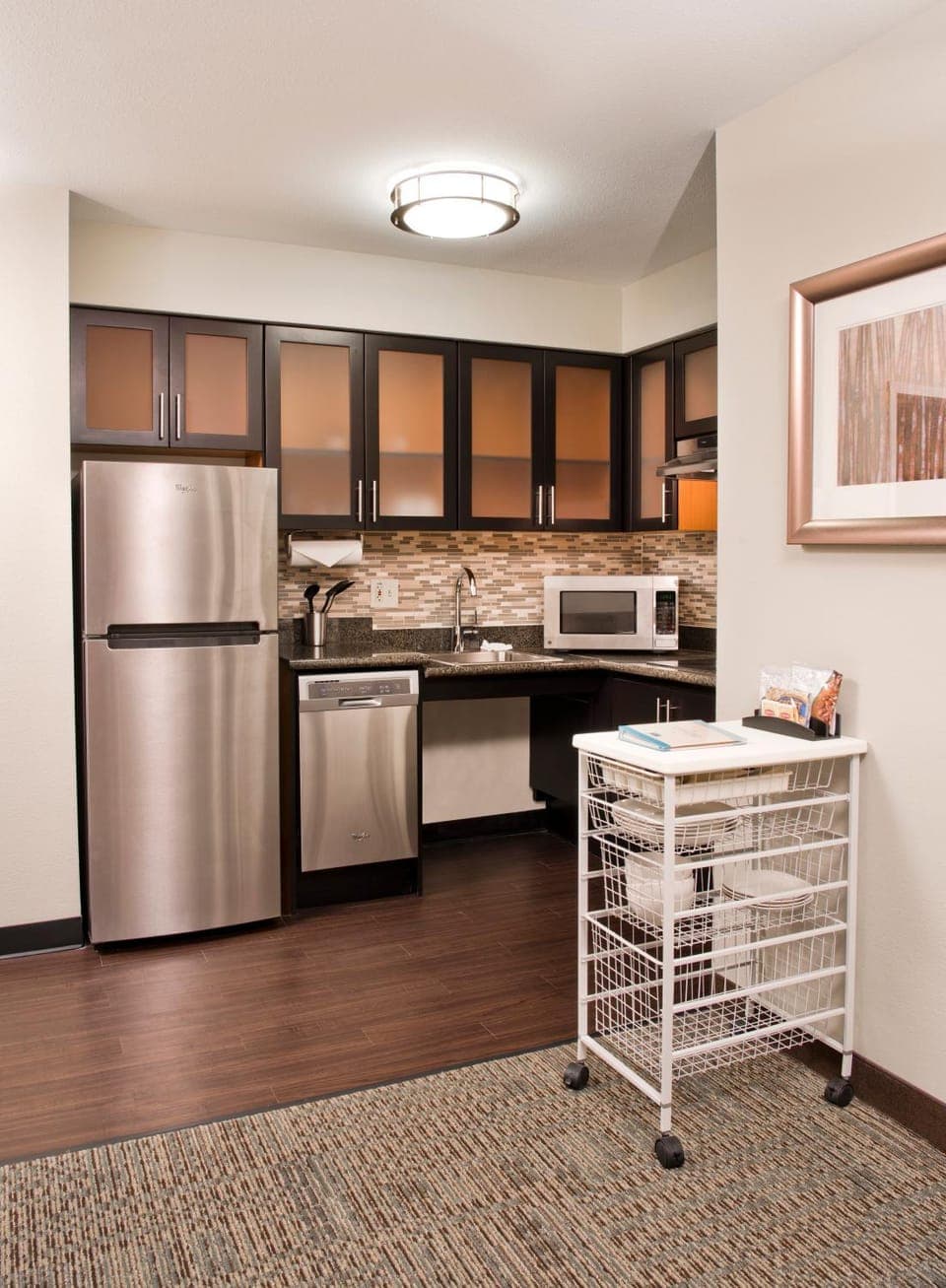 Kitchen or kitchenette, dishwasher, stove