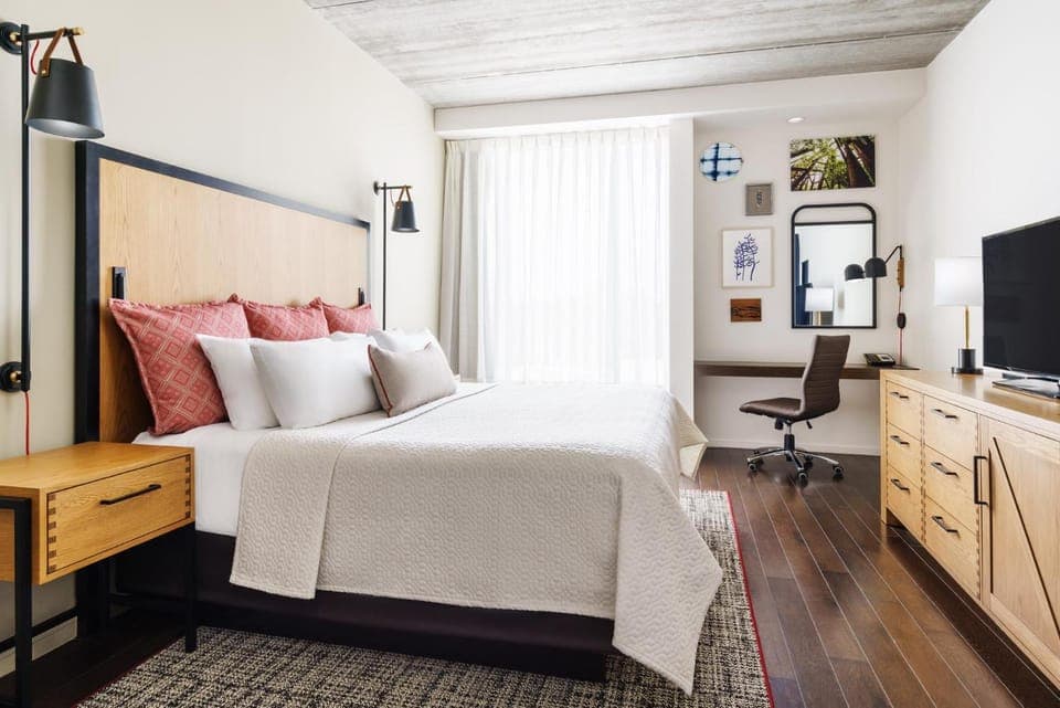 Photo of the whole room, Bedroom