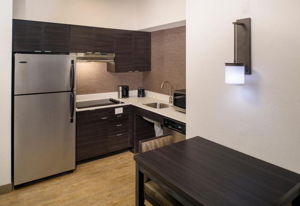 Kitchen or kitchenette, Dining area, dishwasher, minibar, stove
