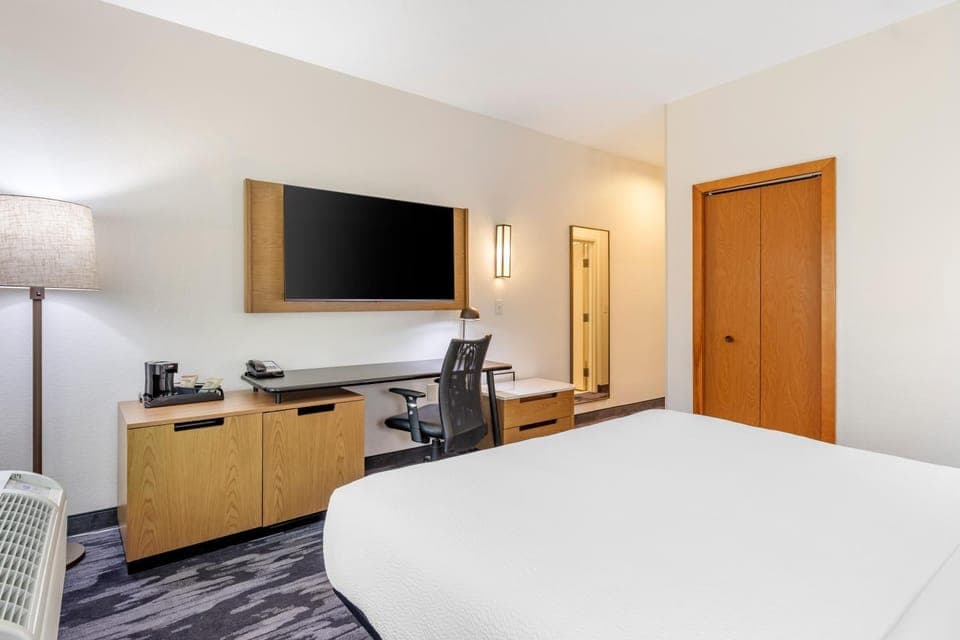 Bed, Seating area, Bedroom, hair dresser