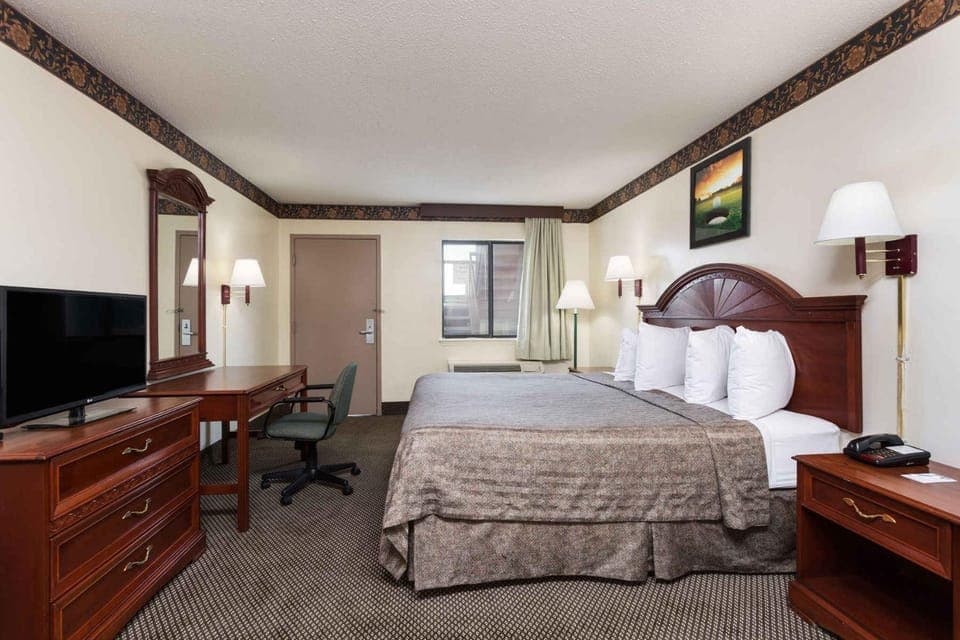 Bed, TV and multimedia, Photo of the whole room, Bedroom