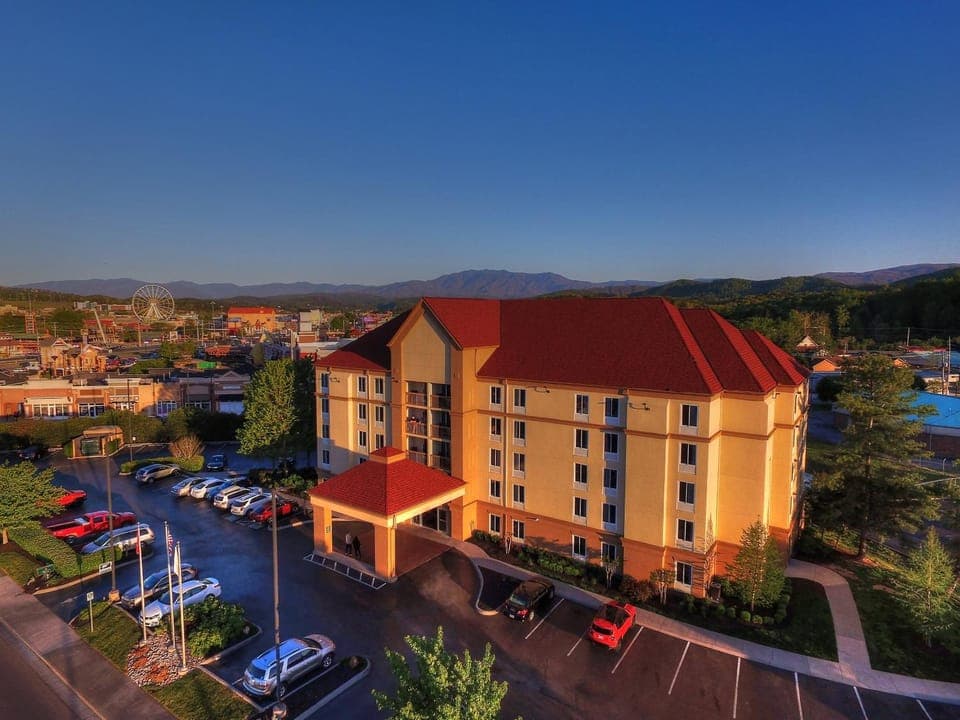 Property building, Facade/entrance, Bird's eye view, Mountain view, Location, Parking