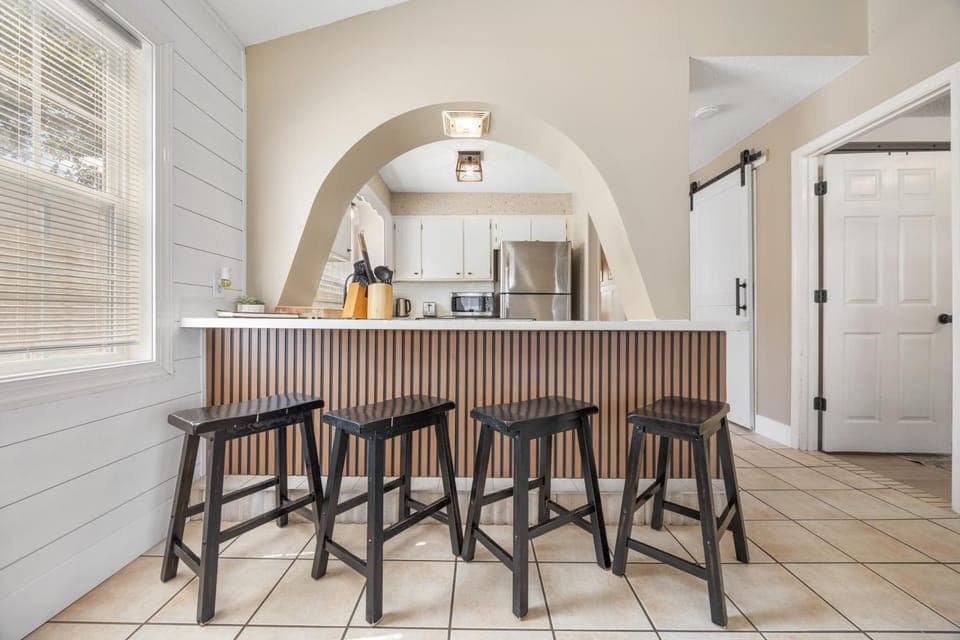 Kitchen or kitchenette, Seating area, Dining area