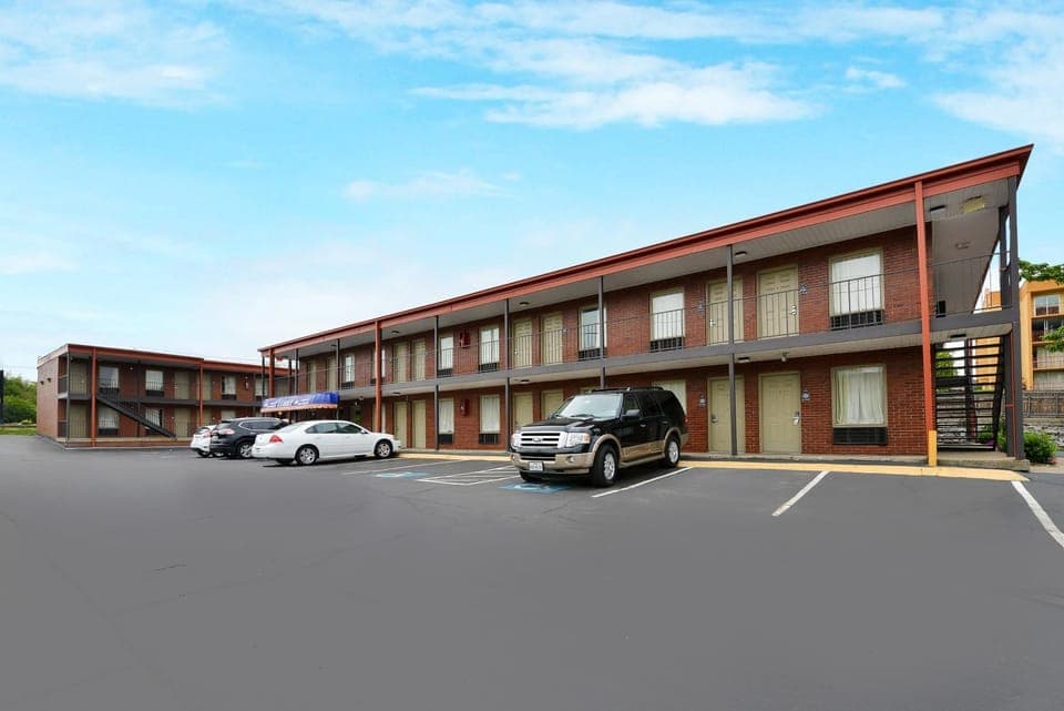 Facade/entrance, Area and facilities