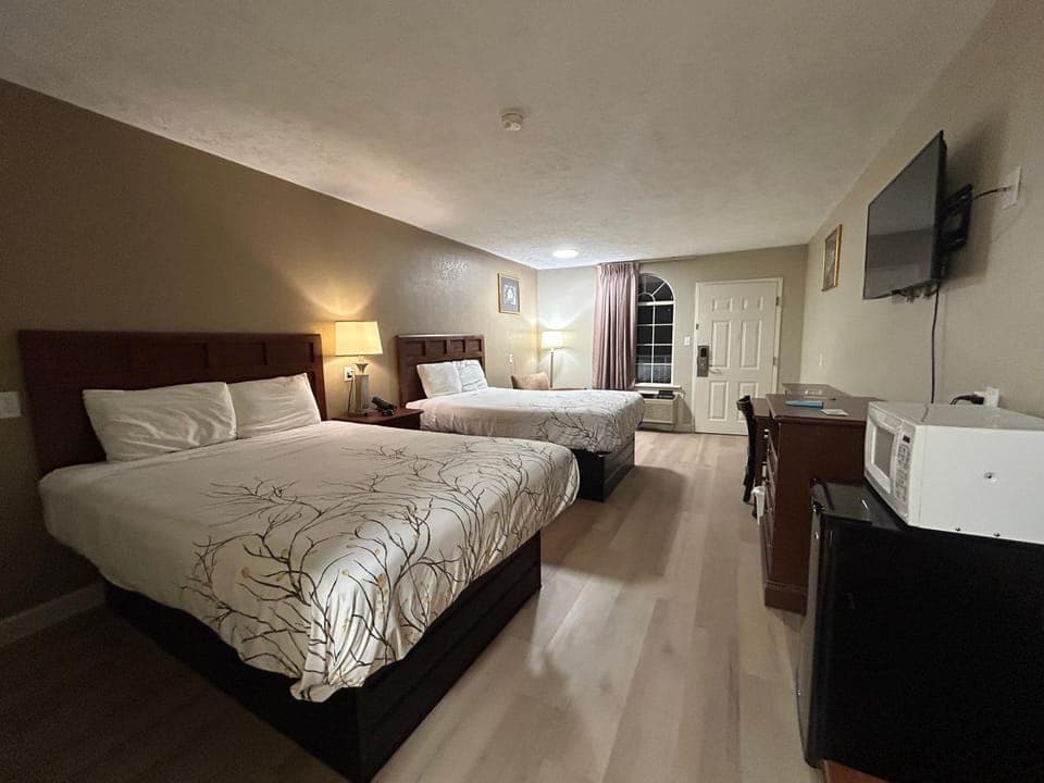 Bed, TV and multimedia, Photo of the whole room