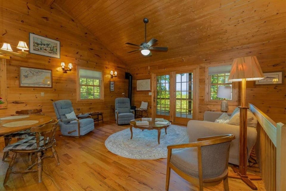 Mai`s Rock Cabin with view · Mai`s Rock Cabin with view Cabin in Tennessee