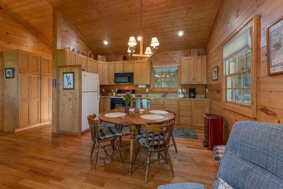 Mai`s Rock Cabin with view · Mai`s Rock Cabin with view Cabin in Tennessee