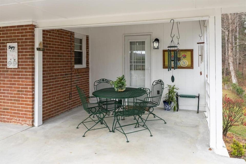 Bike Path Getaway in Town · On bike path, NEW KITCHEN,walk to St House in Brevard