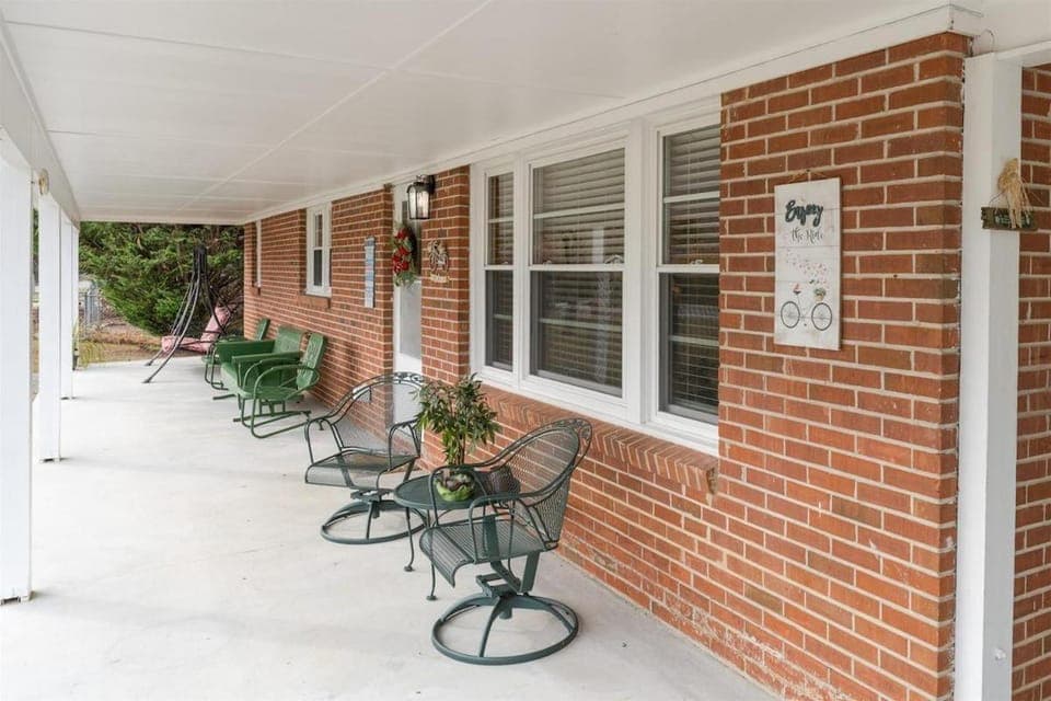 Bike Path Getaway in Town · On bike path, NEW KITCHEN,walk to St House in Brevard