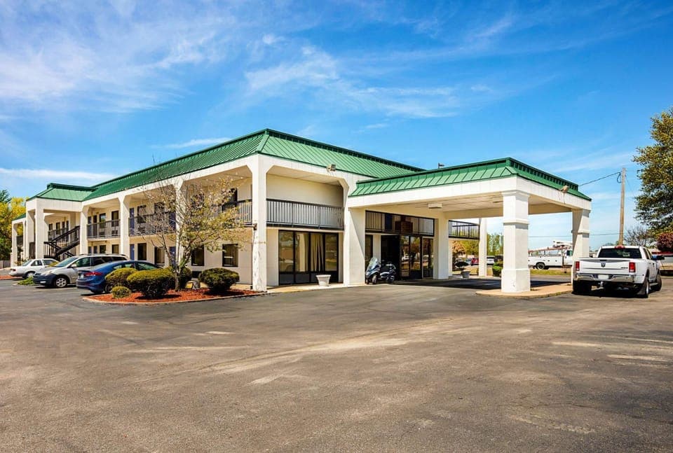 Property building, Facade/entrance, Day, On site, Time of day