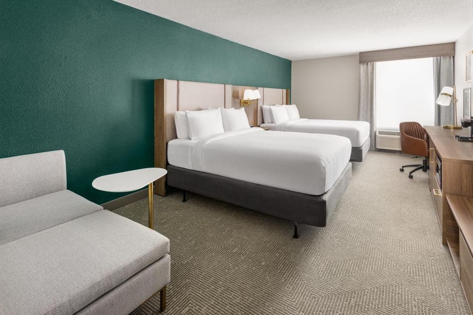 Bed, Photo of the whole room, Seating area