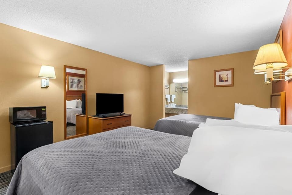 Bed, TV and multimedia, Photo of the whole room, Bedroom