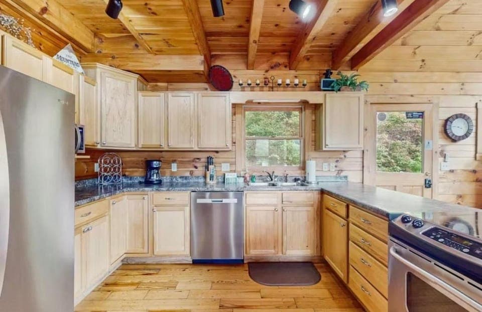 4 Bed 4 Bath Vacation home in Sylva House in Swain County