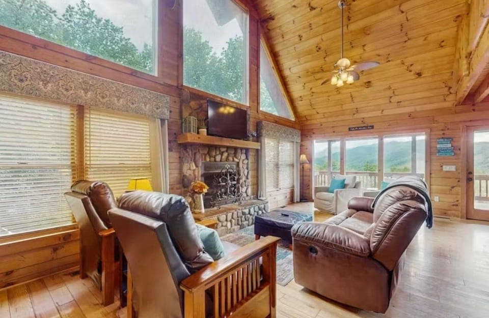 4 Bed 4 Bath Vacation home in Sylva House in Swain County