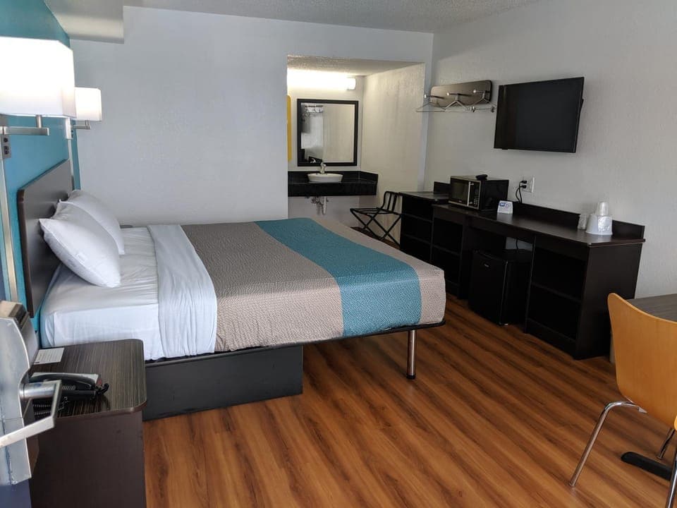 Photo of the whole room, Bedroom