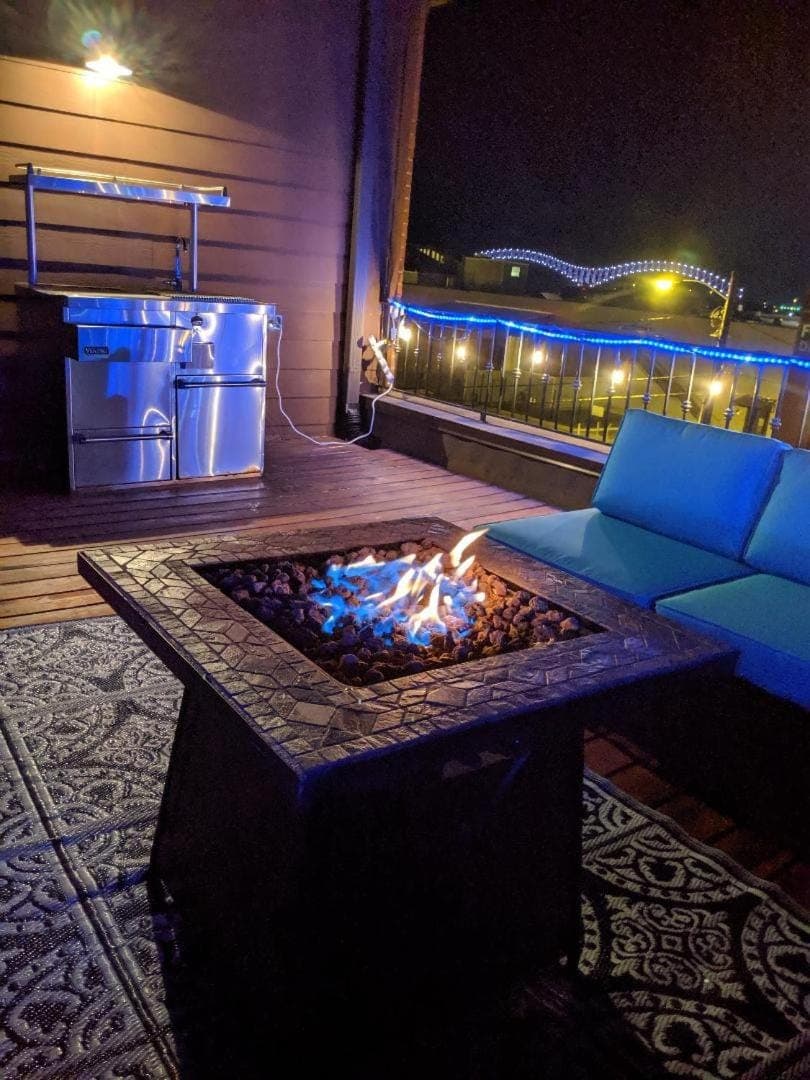 3 blocks to Beale, 4B 6B, Garage, Roof Top Deck, Hot Tub, View, Sleeps 18 Villa in Memphis
