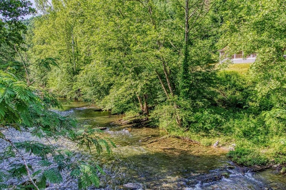 River Song, Near River, Hot Tub, Foosball, WIFI 560 FREE tickets each paid day! Chalet in Sevier County