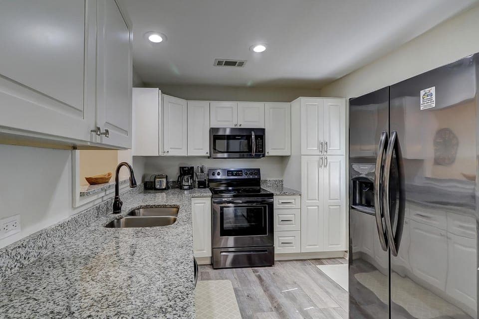 523 Queens Grant Big Comfortable Couch 75 In Smart TV 2 Kings Queen & Twin bunks Sleeper Sofa Wifi House in Hilton Head Island