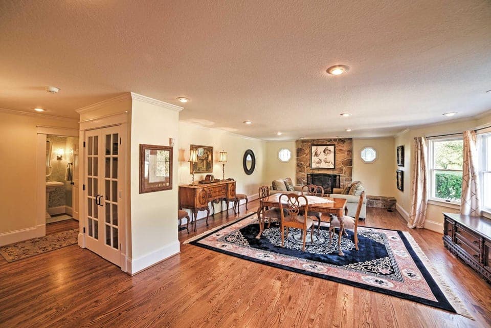 Spacious & Stunning Cleveland Getaway on 1 Acre House in Cleveland