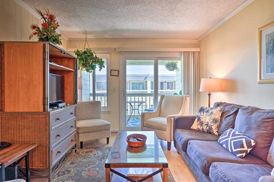 Walk to Beach! Isle of Palms Condo w/ Pool Access House in Isle of Palms