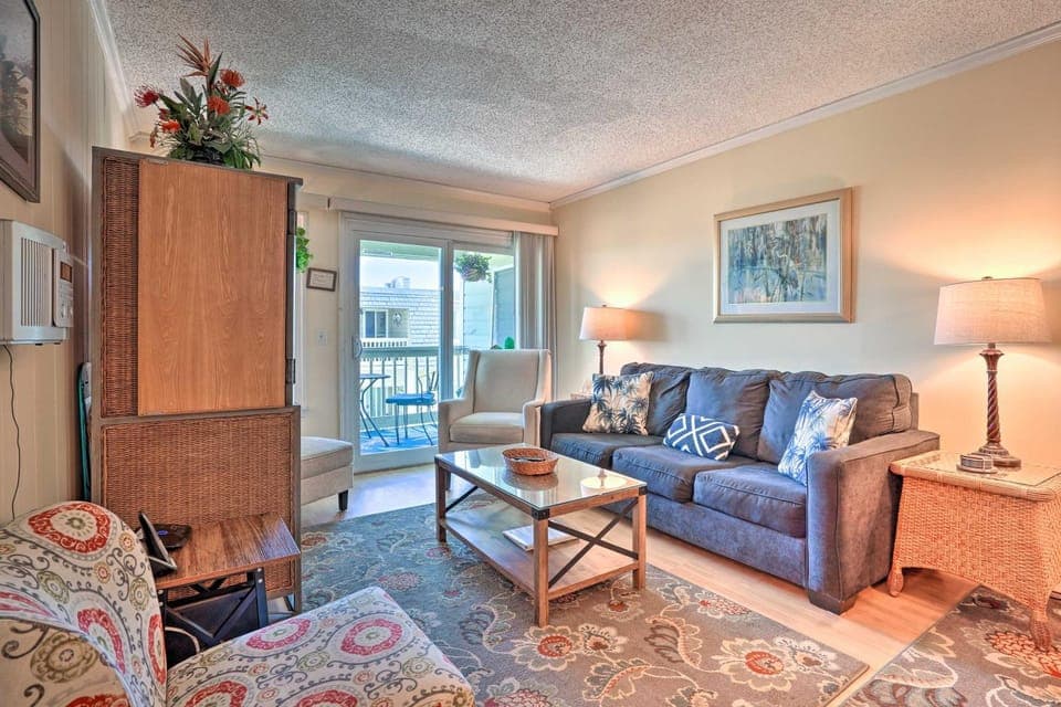 Walk to Beach! Isle of Palms Condo w/ Pool Access House in Isle of Palms