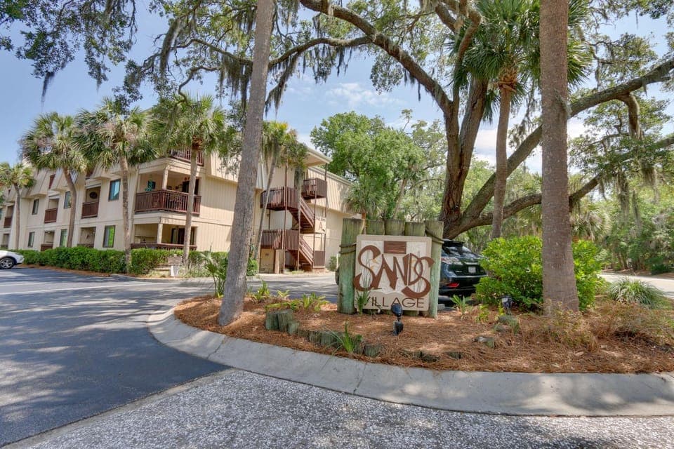 Steps to Beach, Coligny Plaza: Hilton Head Condo! House in North Forest Beach