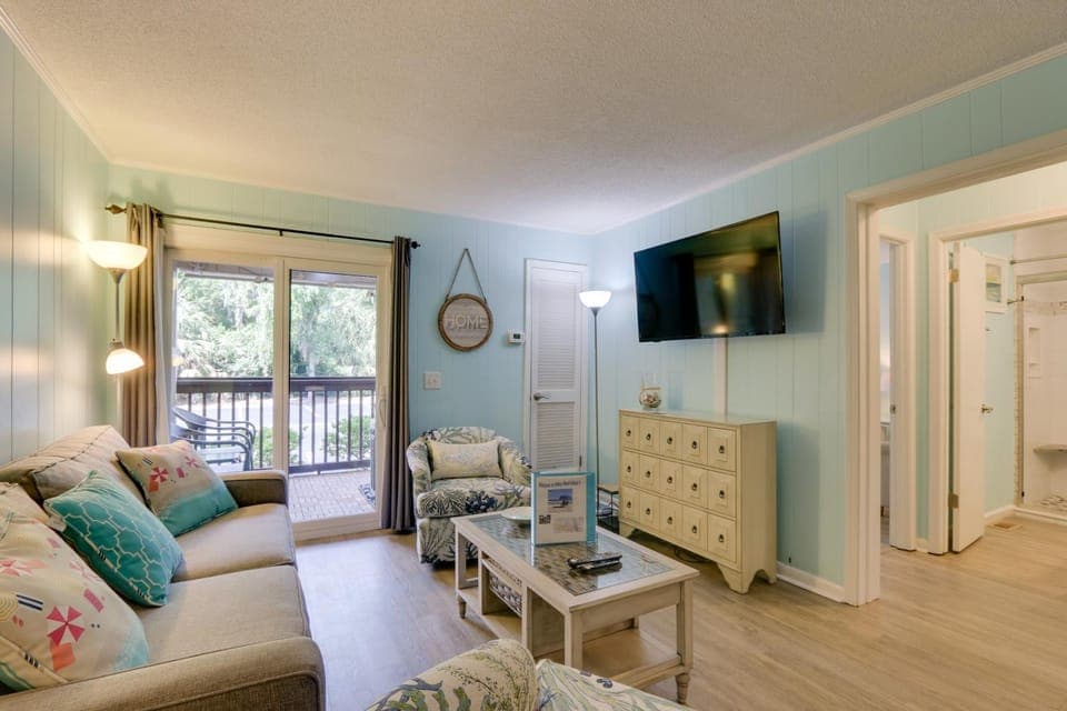 Steps to Beach, Coligny Plaza: Hilton Head Condo! House in North Forest Beach