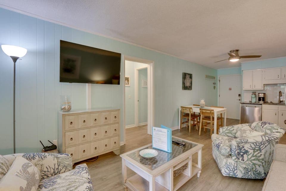 Steps to Beach, Coligny Plaza: Hilton Head Condo! House in North Forest Beach