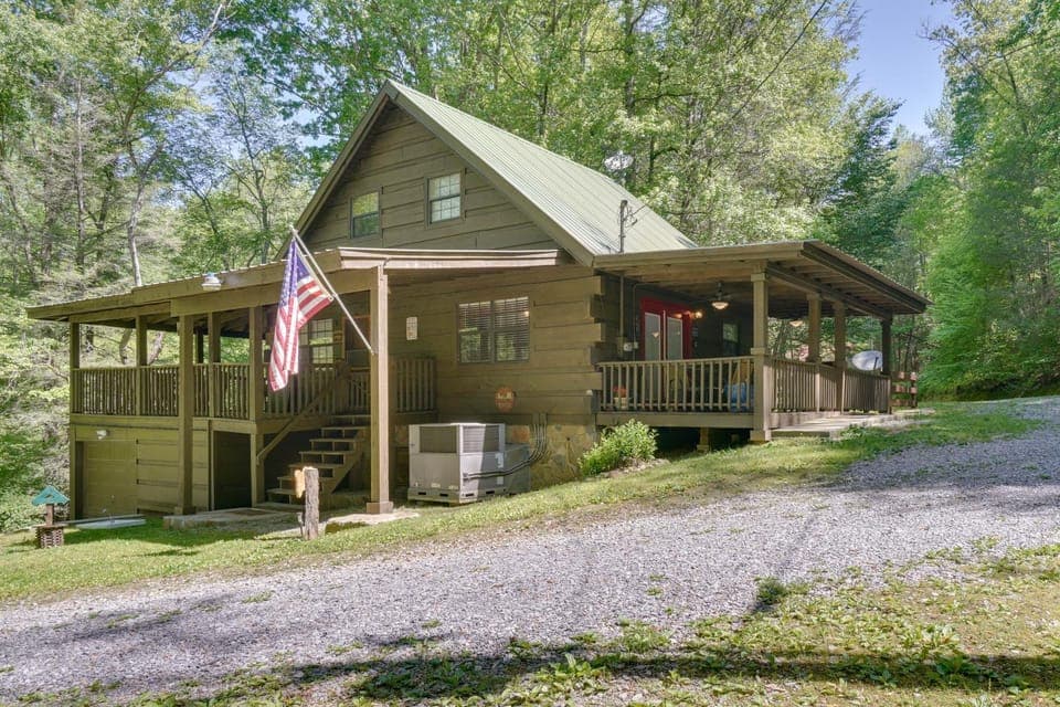 Large Mountain Creek! Cabin in Tellico Plains Cabin in Tennessee