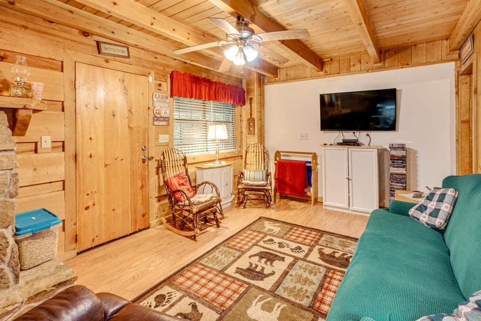 Large Mountain Creek! Cabin in Tellico Plains Cabin in Tennessee