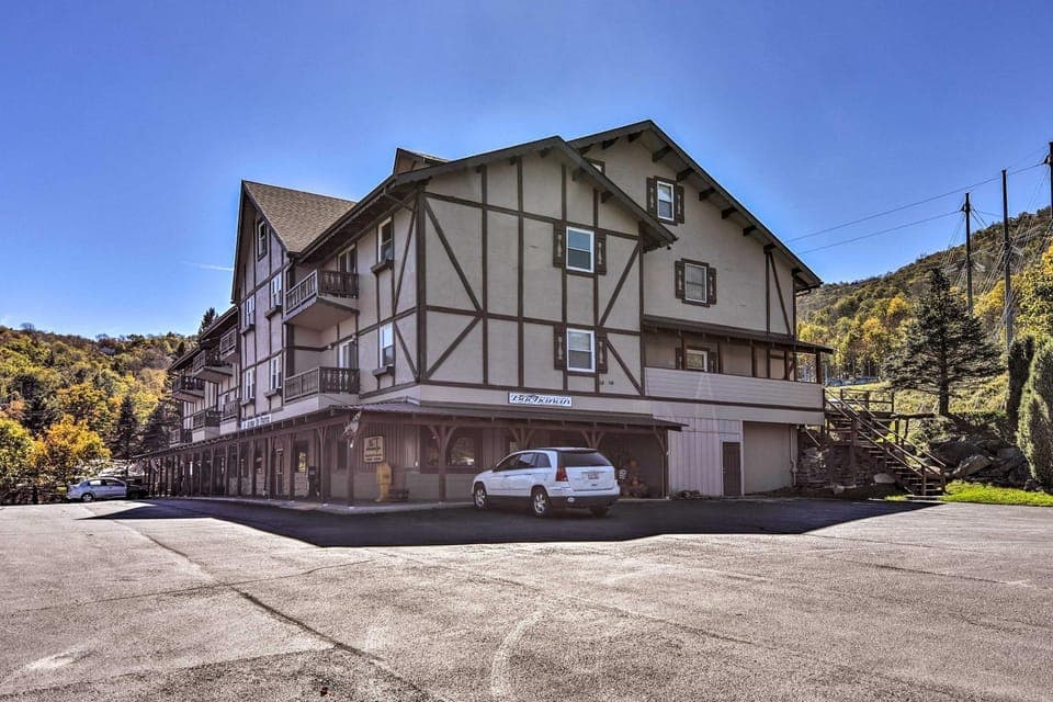 Walk to Beech Mtn Ski Resort! Condo w/ Balcony House in Beech Mountain