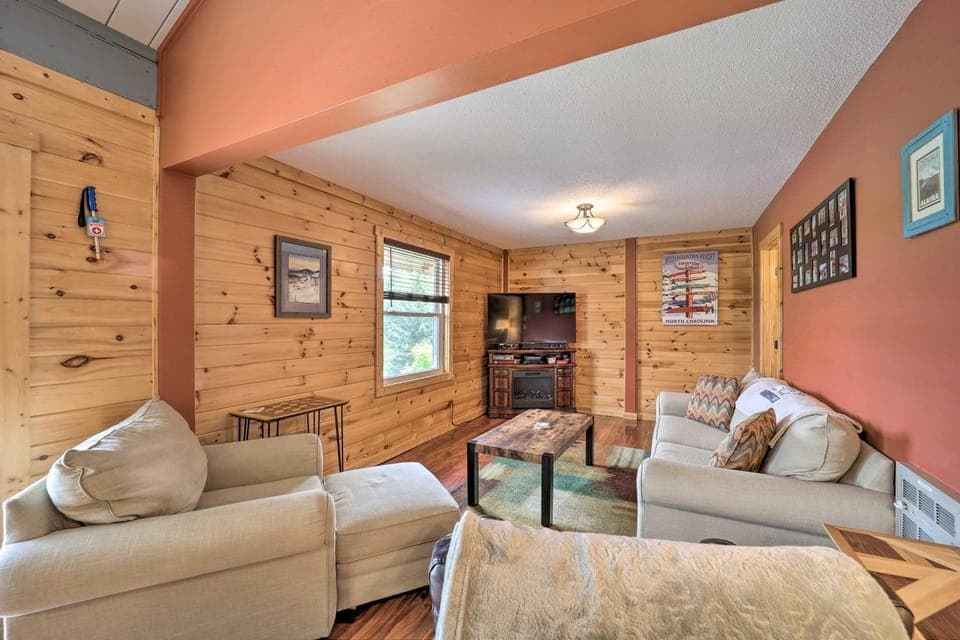 Walk to Beech Mtn Ski Resort! Condo w/ Balcony House in Beech Mountain