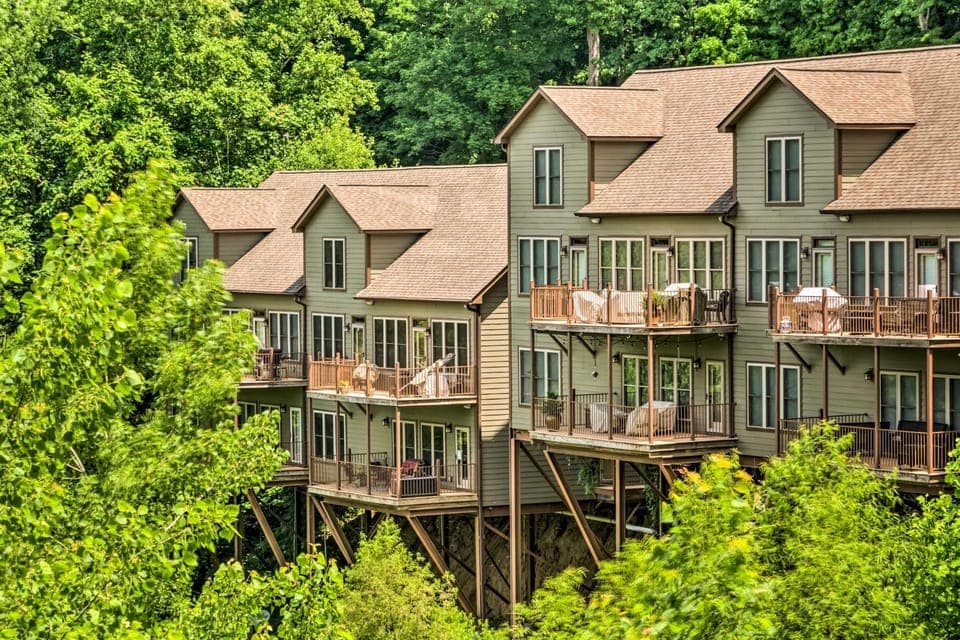 Center Hill Lake Rental: Steps to Hurricane Marina House in Center Hill Lake