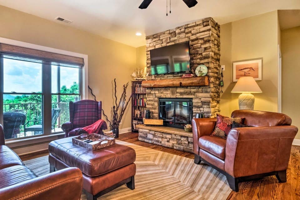 Center Hill Lake Rental: Steps to Hurricane Marina House in Center Hill Lake