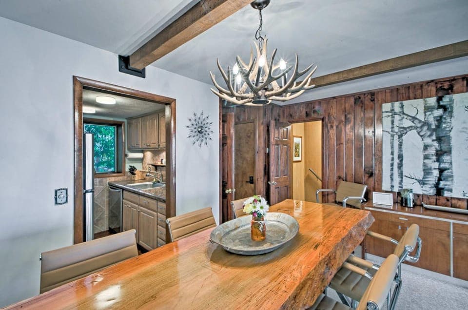 All-Season Base w/ Views in Beech Mountain! House in Beech Mountain