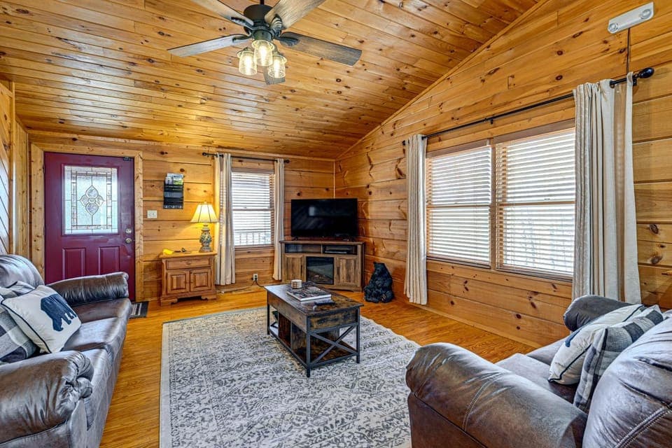 Bryson City Cabin w/ Hot Tub, Views & Pool Table! Cabin in Swain County