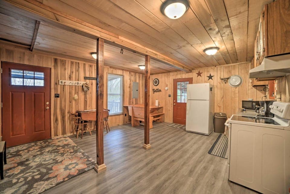 Remote Kentucky Cabin w/ Fire Pit & 2 Ponds Cabin in Lake Barkley