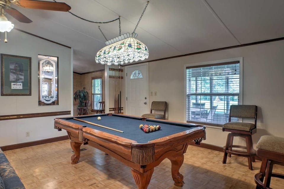 Ooltewah Cabin w/ Grill, Pool Table & Porch! Cabin in Chattanooga