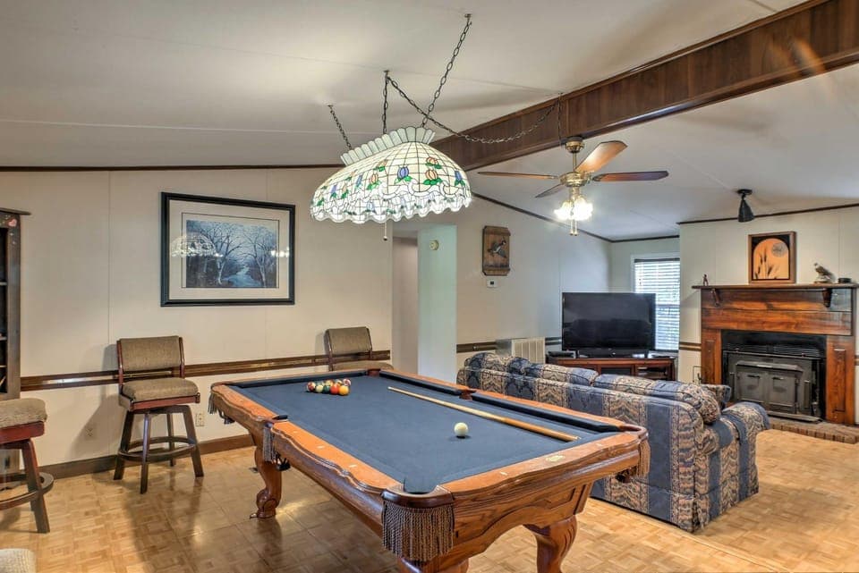 Ooltewah Cabin w/ Grill, Pool Table & Porch! Cabin in Chattanooga