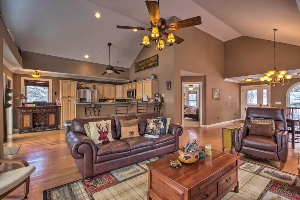 Family Home w/ Decks & Sunset Views in Beech Mtn! House in Beech Mountain