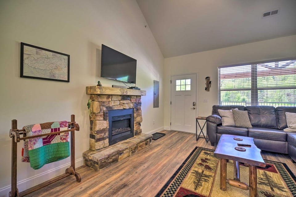 Townsend Condo w/ Pool, Great Smoky Mountain Views House in Sevier County