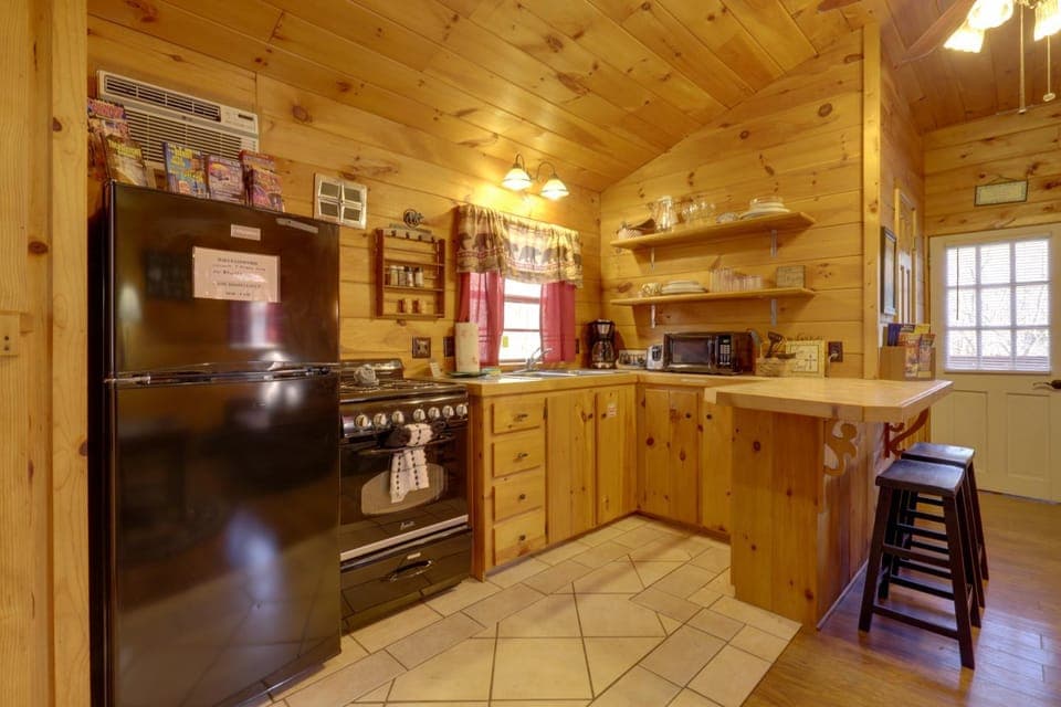 Couple's Retreat in Sevierville w/ Community Perks Apartment in Pigeon Forge