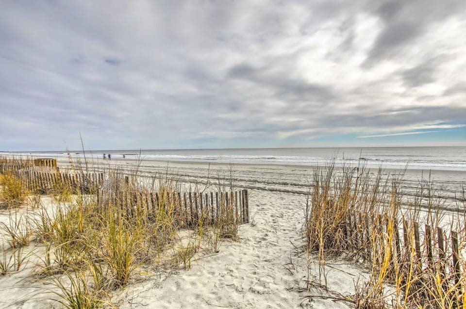 Community Perks + Beach: North Myrtle Beach Condo House in Atlantic Beach