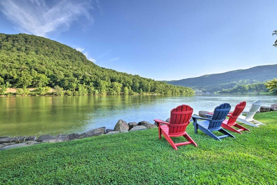 Tenn River Cabin w/ Hot Tub - 10 Mi to Chattanooga Cabin in Chattanooga