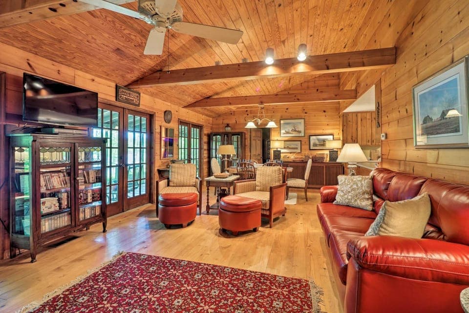 Lakefront Milledgeville Cabin: Private Dock, Porch Cabin in Lake Sinclair