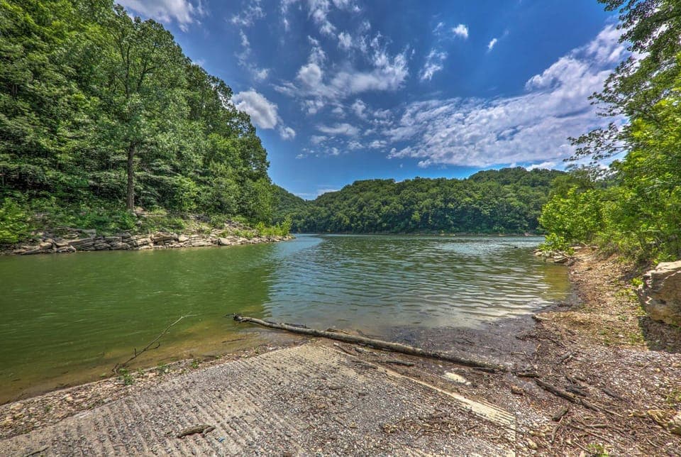Seasonal Water Views: Home Near Center Hill Lake House in Center Hill Lake
