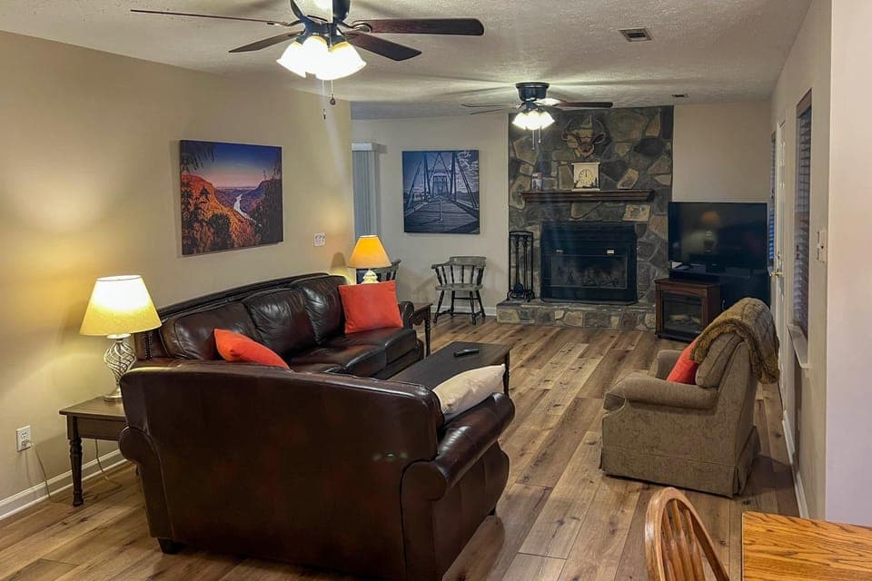 Creekfront Cabin Near Chattanooga w/ Hot Tub! Cabin in Chattanooga