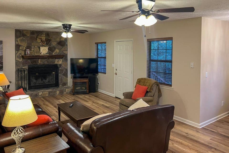 Creekfront Cabin Near Chattanooga w/ Hot Tub! Cabin in Chattanooga